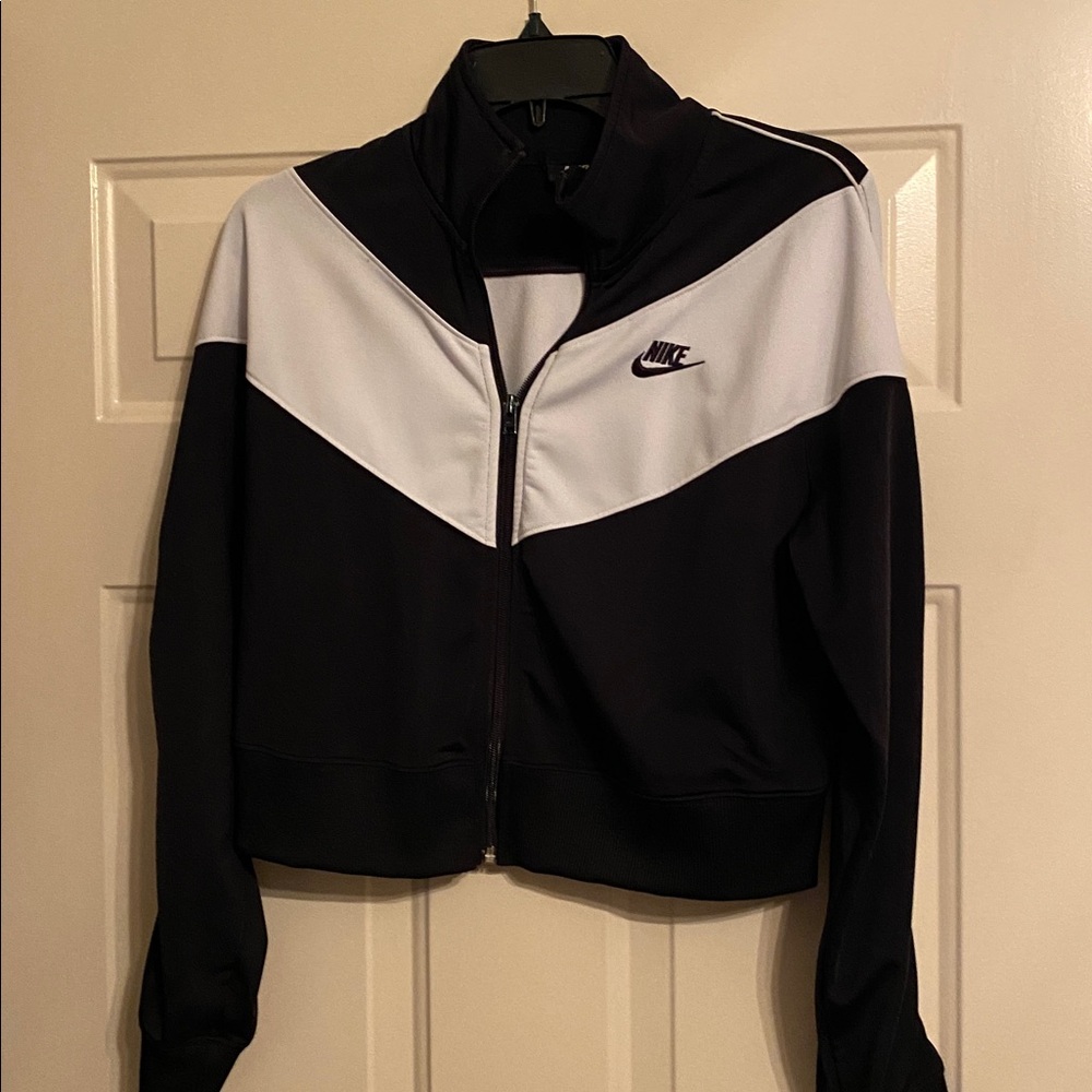Nike Cropped Black and White Chevron Cropped Jacket